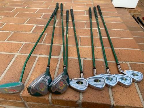 Lovely junior set of golf cubs with bag - 8 to 15 years approximately