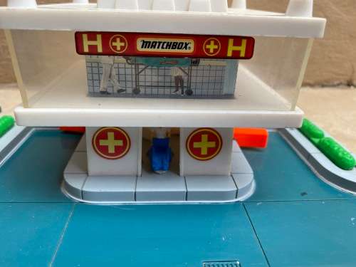 Matchbox buildings x 3 and tracks for die cast cars or pretend play 1995 - superb