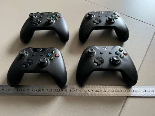 4 x Xbox One Controllers - for spares