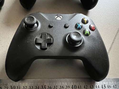 4 x Xbox One Controllers - for spares