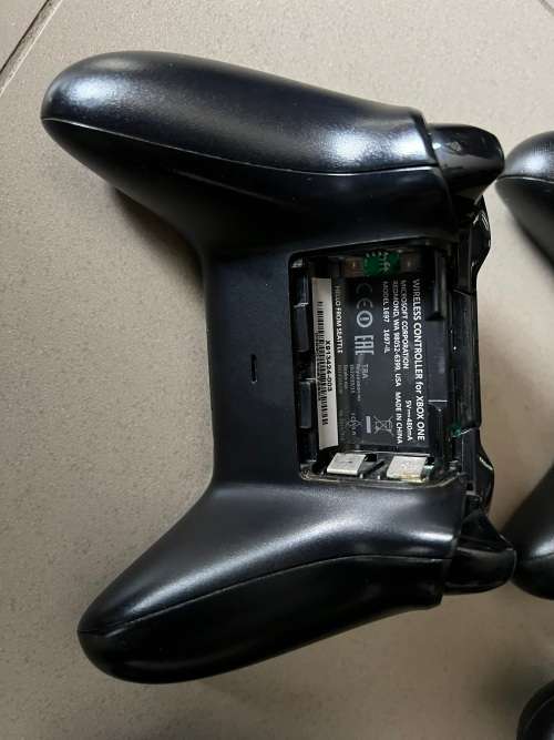 4 x Xbox One Controllers - for spares