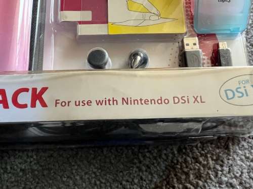 Nintendo DSI Starter pack - case, ear phones, screen protectors