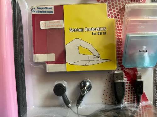 Nintendo DSI Starter pack - case, ear phones, screen protectors