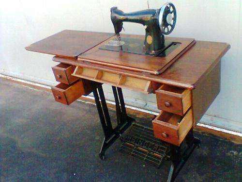 A Old Vintage SINGER Sowing Machine made in Great Britian with 5 Draws on a Stand.