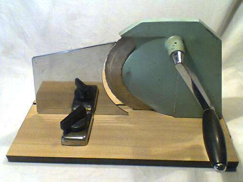 A Old Vintage late 1950's "PINEWARE" Bread/Meat Slicer with Stainless Steel Blade. In Good condition