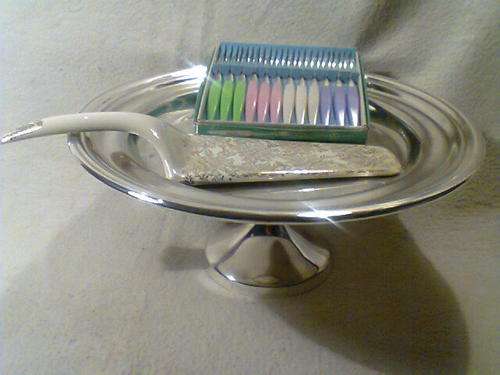 Old Vintage Art Deco Cake Lifter & "1968" EPNS Cake Stand with Retro Cake Forks, in 100% Condition.