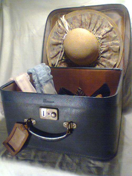 A PARAGON Vintage Hat Box with 2 New sets of Dorelle Gloves (Goldfields) & A Lady's Hat & 2 pr Shoes