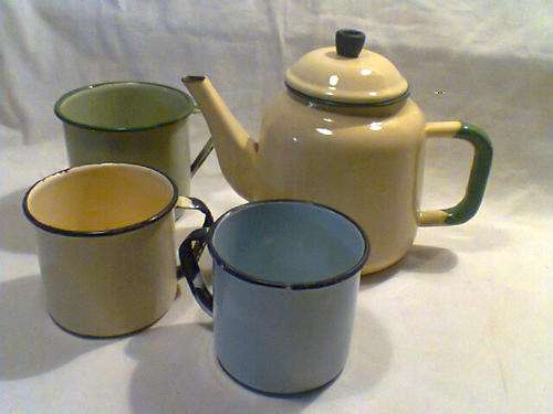 From Gran's Kitchen. A Real Old Vintage Enamel Kettle & Lid + 3 Cup's.In good secondhand condition.