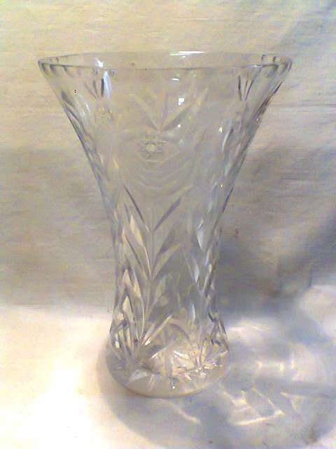 A Beautiful Lead Rose Cut Glass Vase, Ideal to display your flowers. Size: 205mm Tall x 135mm Wide .