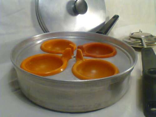 Old Vintage Retro out of Grannies Kitchen 4 Egg Boiler & a Jaffel Iron,Good second hand condition.