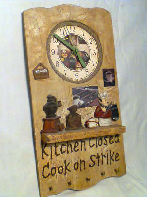 Kitchen Quartz Beautiful Chef motif Clock with Key rack working in good second hand used condition.
