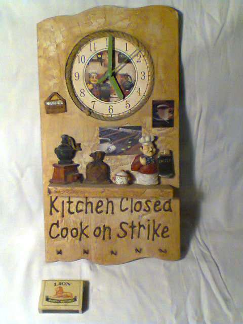 Kitchen Quartz Beautiful Chef motif Clock with Key rack working in good second hand used condition.