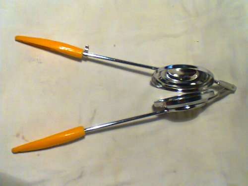 This is for the Collector.A yellow grip Jaffle sandwich Toaster, in good used second hand Condition.