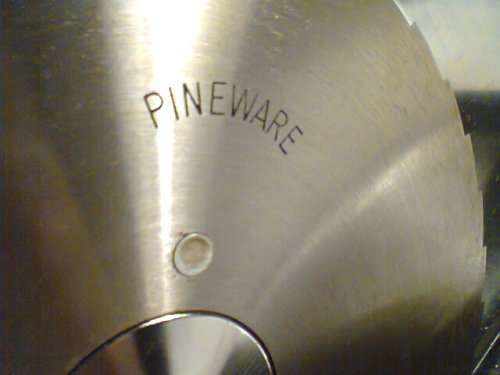 ENAMEL Scares Vintage "Pineware Stainless steel Blade" Bread cutter. In good second hand Condition.
