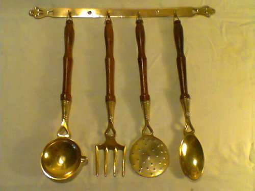 A Collectors Set to display in your home. Wall Hanging Vintage set of 4 solid Brass & Wood Ladles &