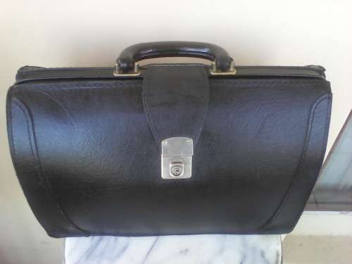 Genuine Cow Hide. Made in England Large Doctor's Briefcase.A Stunning Gift for that loved one. A+++