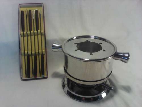 A Awesome Vintage almost new complete & clean Fondue set & plus 6 Forks.Ideal for that family party.
