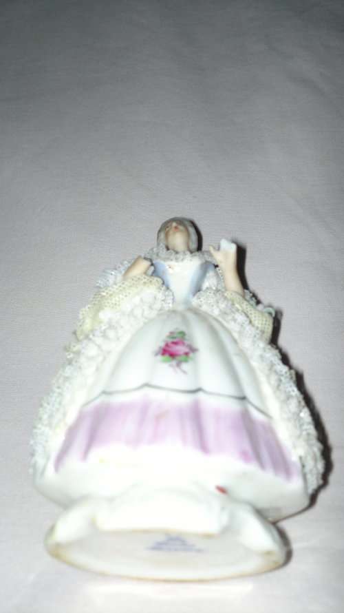 ` DRESDEN ` doll.All For the collector 6 items, Shoe, Doll, Trinket Casket, Fue Dog and 2 Soldiers.