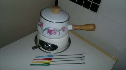 Awe Vintage almost new complete and clean Fondue set and plus 6 Forks.Ideal for that family party.