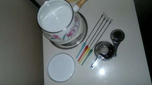 Awe Vintage almost new complete and clean Fondue set and plus 6 Forks.Ideal for that family party.