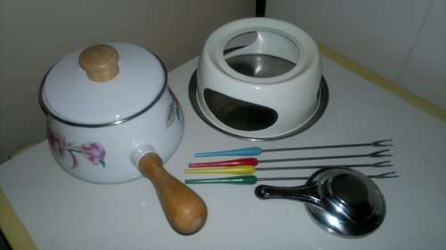 Awe Vintage almost new complete and clean Fondue set and plus 6 Forks.Ideal for that family party.