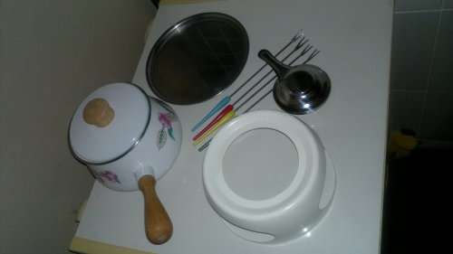Awe Vintage almost new complete and clean Fondue set and plus 6 Forks.Ideal for that family party.
