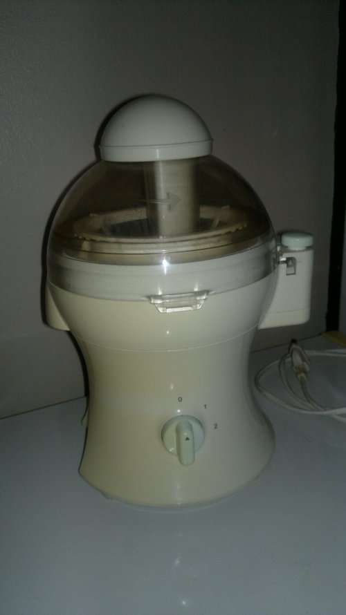 A Old but clean "Kenwood" Shredder/Juicer. Working 100%. Ideal for the kitchen. Sold as second hand.