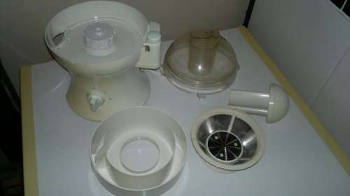 A Old but clean "Kenwood" Shredder/Juicer. Working 100%. Ideal for the kitchen. Sold as second hand.
