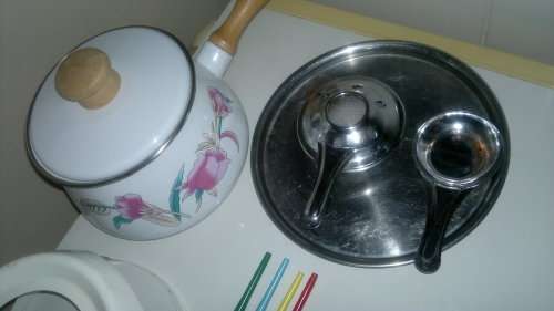 Awe Vintage almost new complete and clean Fondue set and plus 6 Forks.Ideal for that family party.