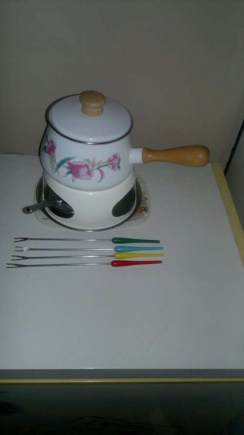 Awe Vintage almost new complete and clean Fondue set and plus 6 Forks.Ideal for that family party.