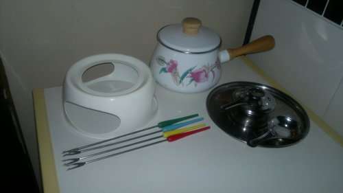 Awe Vintage almost new complete and clean Fondue set and plus 6 Forks.Ideal for that family party.