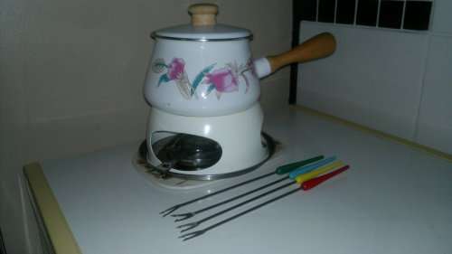 Awe Vintage almost new complete and clean Fondue set and plus 6 Forks.Ideal for that family party.