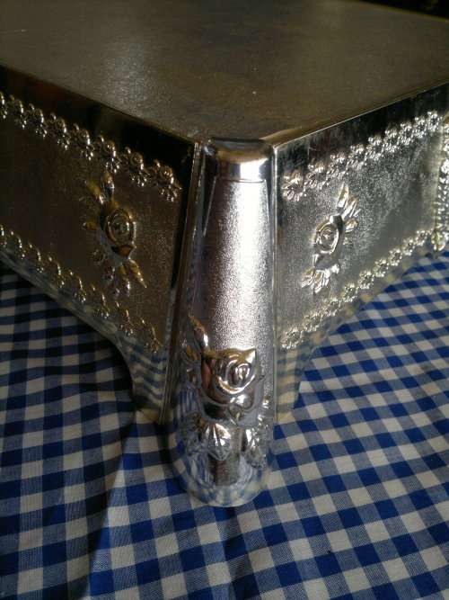 A WoW Cake Stand to display that impressive Wedding Classic Cake. Size: 435mm Sq x 100mm high.