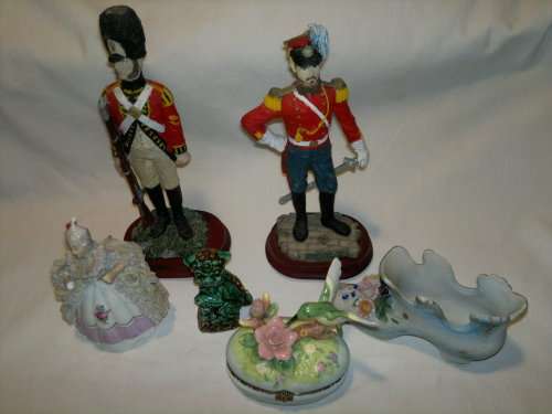 ` DRESDEN ` doll.All For the collector 6 items, Shoe, Doll, Trinket Casket, Fue Dog and 2 Soldiers.