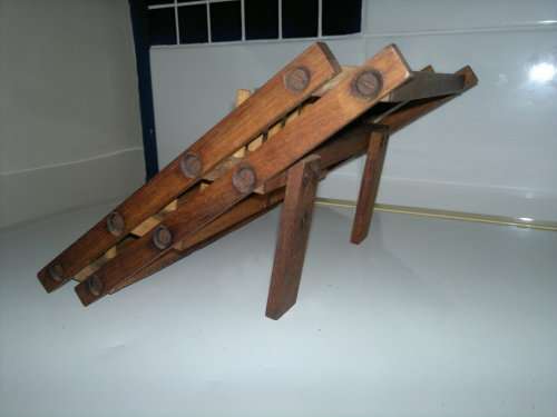 A 1950`s Vintage 3 rows wooden Thread Tolljies Fold up holder. Size folded: 230mm x 225mm.