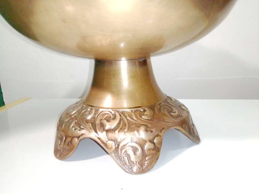 A Impressive Vintage heavy brass Bowl Centre piece made in` Korea` a elegant display for a home.
