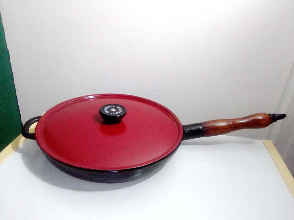 Vintage cast iron Cookwell Red enamel lidded long handle 26` Fry pan in good secondhand condition.