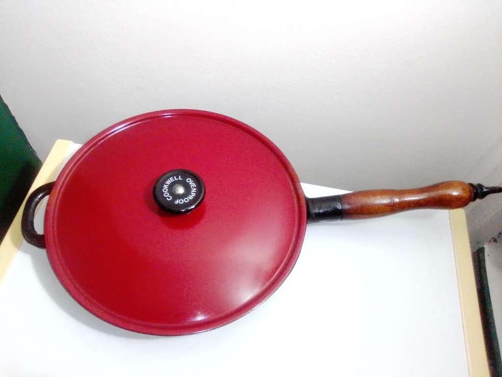 Vintage cast iron Cookwell Red enamel lidded long handle 26` Fry pan in good secondhand condition.