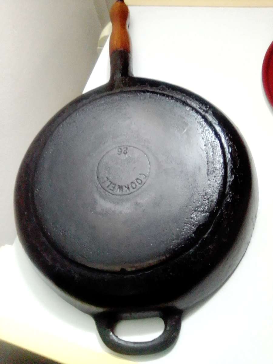 Vintage cast iron Cookwell Red enamel lidded long handle 26` Fry pan in good secondhand condition.