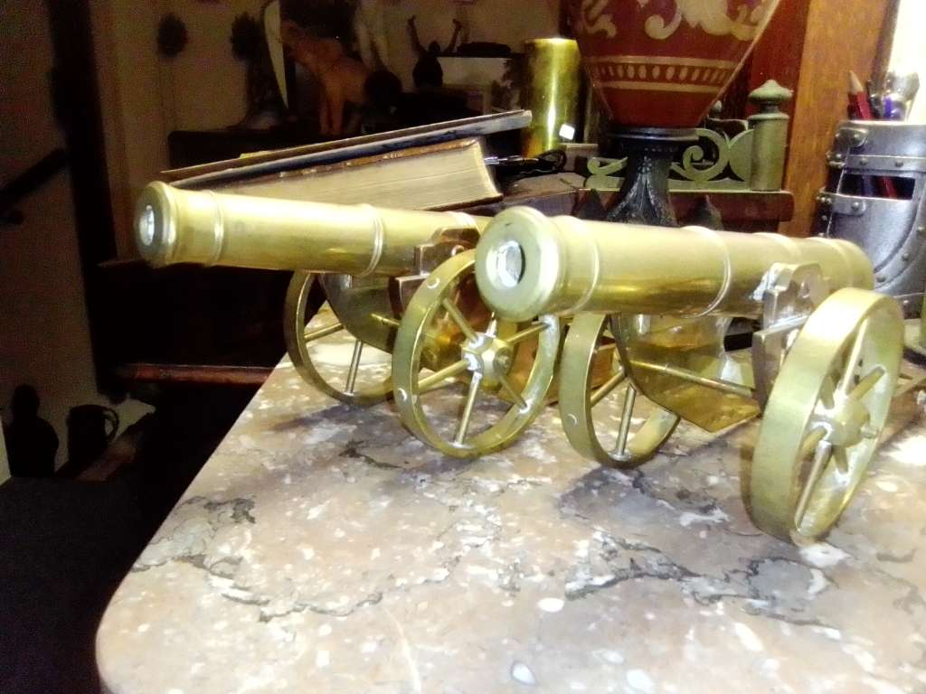Bid per ONE. There are Two impressive Cannons 1.1kg EA. Impressive Very Heavy Solid Brass Canon`s.
