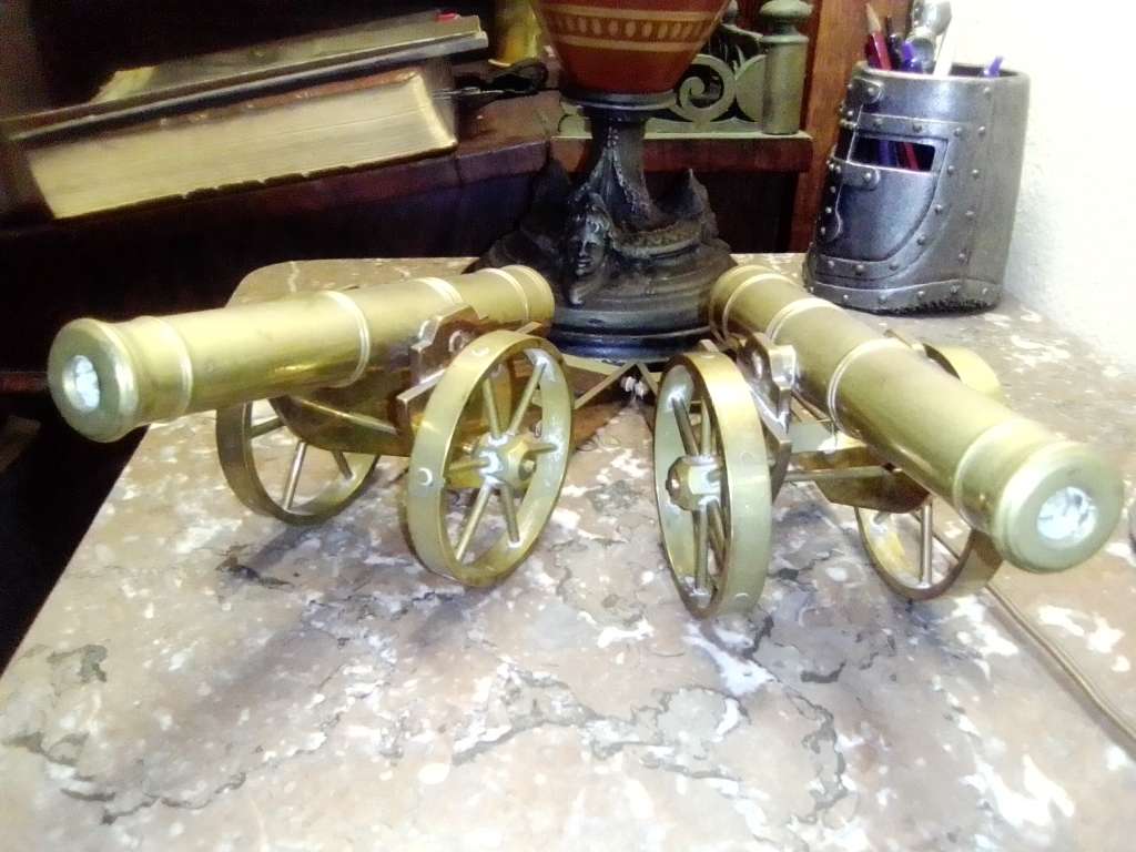 Bid per ONE. There are Two impressive Cannons 1.1kg EA. Impressive Very Heavy Solid Brass Canon`s.