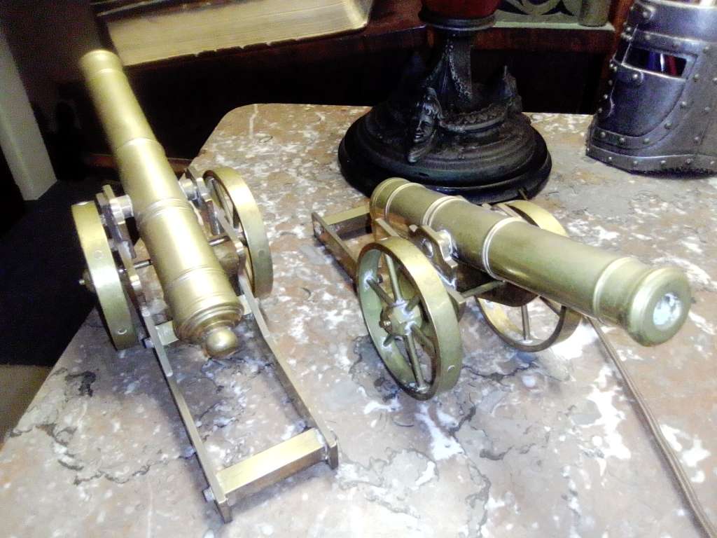 Bid per ONE. There are Two impressive Cannons 1.1kg EA. Impressive Very Heavy Solid Brass Canon`s.