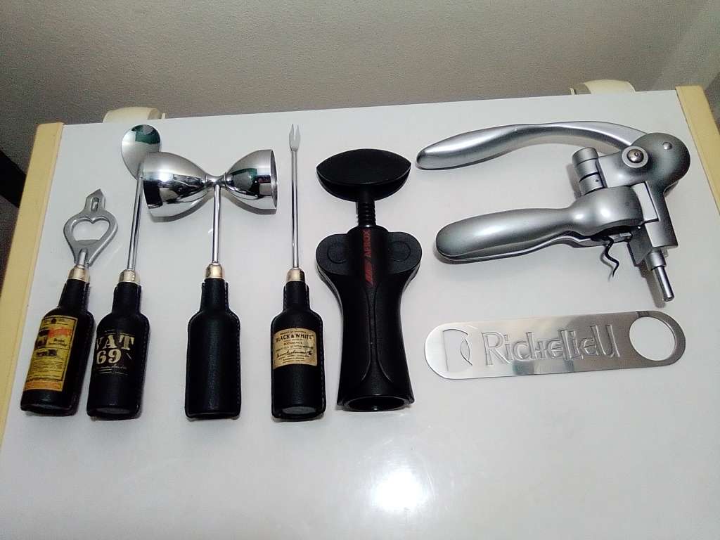 Vintage Bar Items. Richelieu, Afrox+Hand held Wine cork puller, White Horse, Vat 69, Black&White