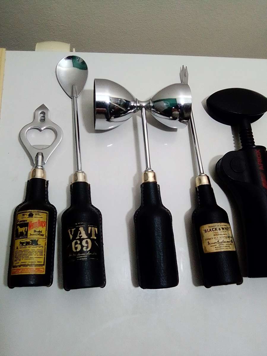 Vintage Bar Items. Richelieu, Afrox+Hand held Wine cork puller, White Horse, Vat 69, Black&White