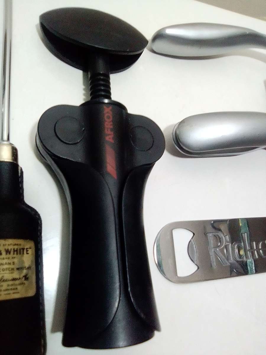 Vintage Bar Items. Richelieu, Afrox+Hand held Wine cork puller, White Horse, Vat 69, Black&White