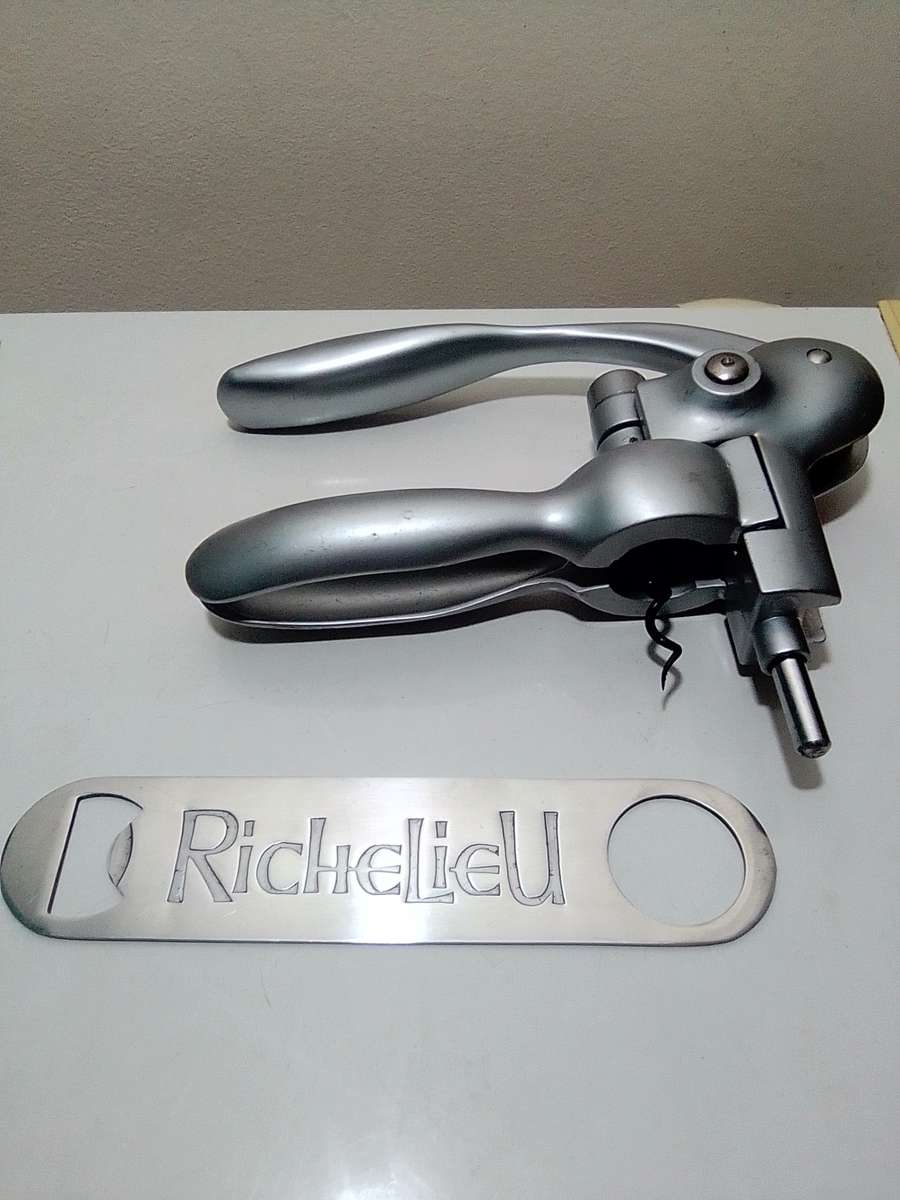 Vintage Bar Items. Richelieu, Afrox+Hand held Wine cork puller, White Horse, Vat 69, Black&White