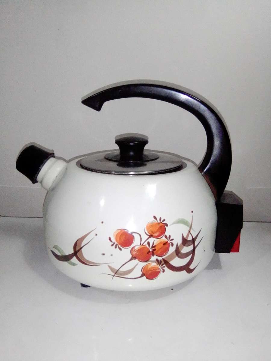 A Hendlers whistling white Enamel manual 3 footed electric 3Lt Kettle a flower motif.