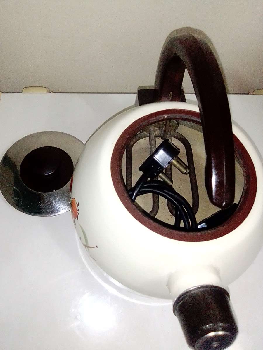 A Hendlers whistling white Enamel manual 3 footed electric 3Lt Kettle a flower motif.