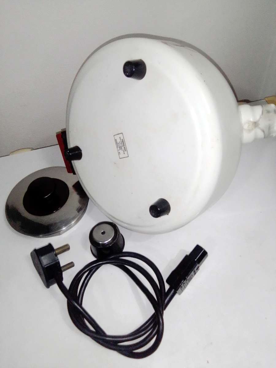 A Hendlers whistling white Enamel manual 3 footed electric 3Lt Kettle a flower motif.