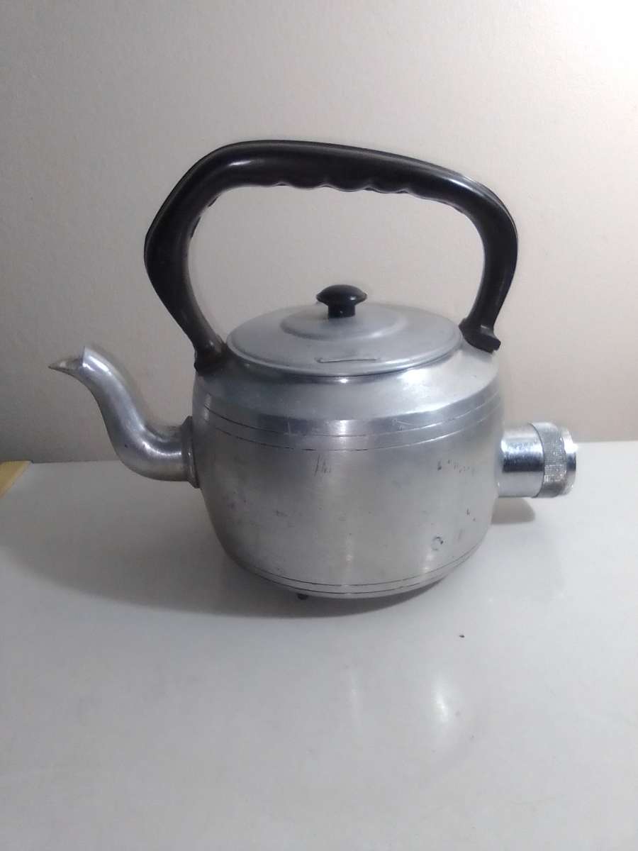Very old Vintage working 4 pint 2000Watt Electric Kettle from the 1960's.